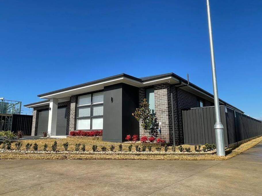 Neat 4 Bedroom In Catherine Fields Narellan Luaran gambar