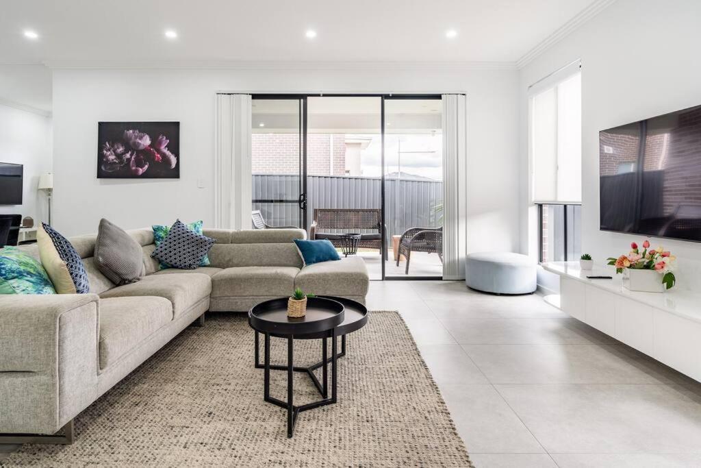 Neat 4 Bedroom In Catherine Fields Narellan Luaran gambar