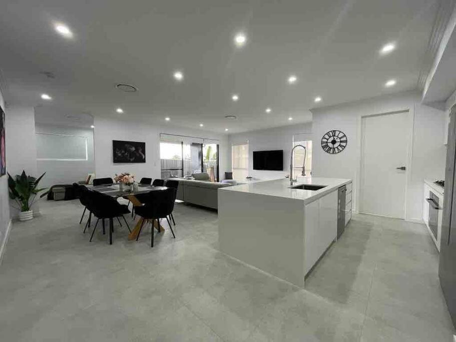 Neat 4 Bedroom In Catherine Fields Narellan Luaran gambar